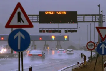 Kiša i mokri kolnici usporavaju promet u većem dijelu zemlje, zbog izljevanja Kupe zatvorene ceste!