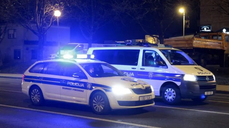 Bježali u ukradenom autu pa zapeli u &scaron;umi, točno pred policijom!