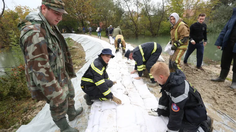 Vrhunac vodenog vala u Karlovac stiže u noći: na Kupi progla&scaron;ene redovne mjere obrane od poplave