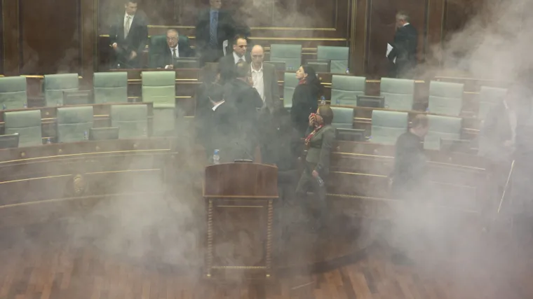 Kosovska oporba opet divljala: drugi put u samo tjedan dana bačen suzavac u parlamentu!