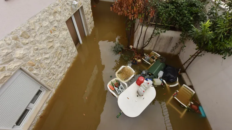 Vodice pod vodom: obilna ki&scaron;a potopila podrume, terase, prometnice...