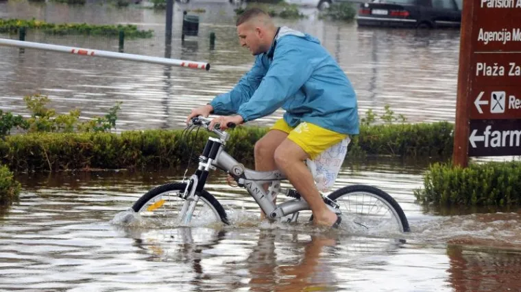 Kaos u Dalmaciji - obilni pljuskovi izazvali bujice na &scaron;ibenskom području: 'Nemam gdje spavati vi&scaron;e!'