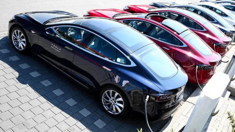 Tesla uvodi opciju autopilota