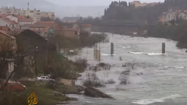 Izlile se manje rijeke i poplavile kuće, u Mostaru pod vodom stotine vozila