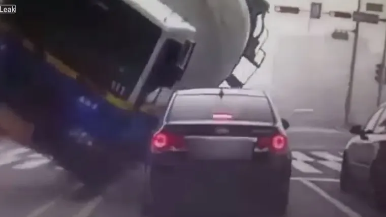 Mikser zdrobio automobil, poginule tri osobe