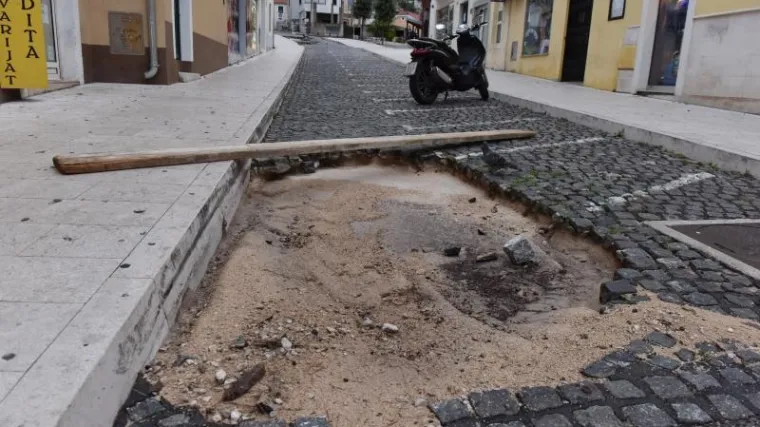 Uni&scaron;tena cesta u centru, poplavljena riva i podrumi