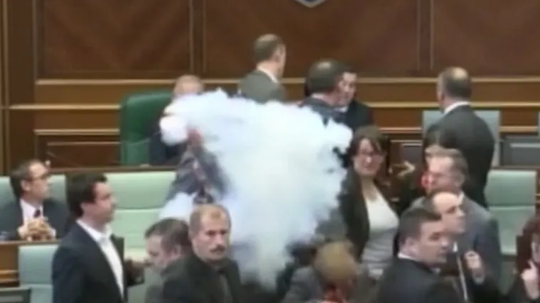 U parlamentu opet bačen suzavac