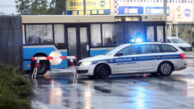 Promet teče otežano, ima srušenih stabala, ulice poplavljene