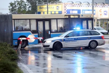 Promet teče otežano, ima srušenih stabala, ulice poplavljene