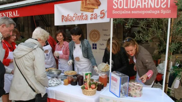 U tijeku akcija Udruge MoSt 'Split u borbi protiv siroma&scaron;tva': stranci ubacivali i do 50 eura