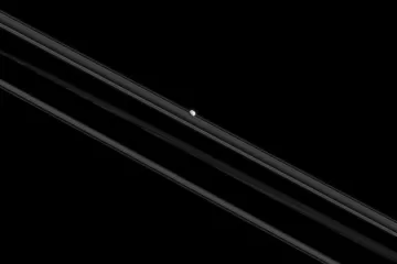 Saturnovi mjeseci Mimas i Pandora