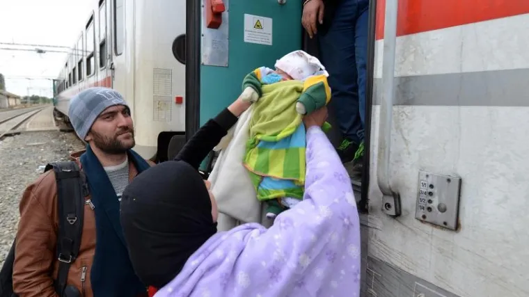 Izbjeglice se na kolodvoru Tovarnik ukrcavaju na vlak za Čakovec