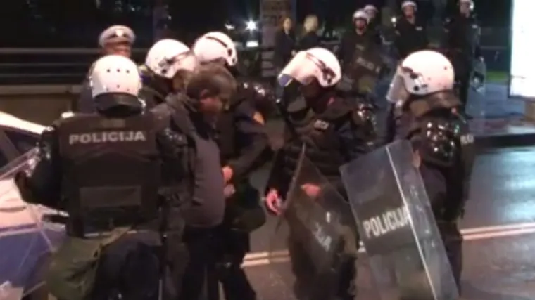 Suzavac i uhićenja u zoru u Podgorici