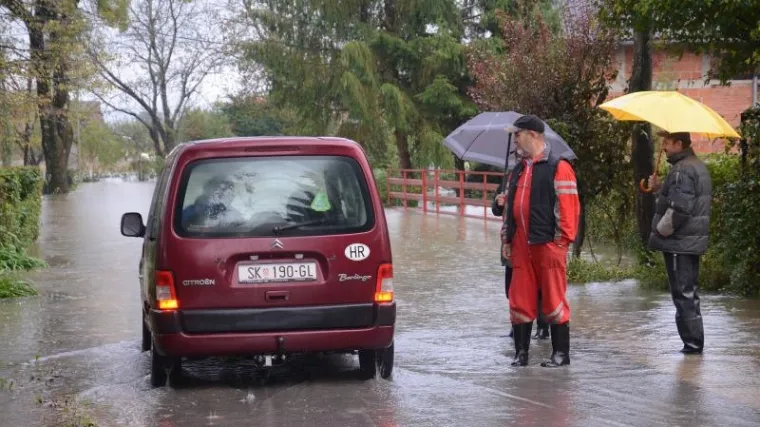 Glavnina snaga za spa&scaron;avanje premje&scaron;tena iz Karlovca u pokupska sela