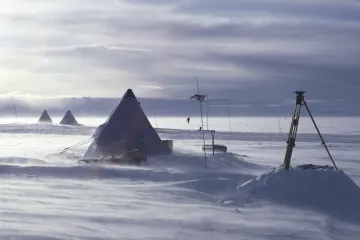 Znanstvenici na Antarktici piju puno previše