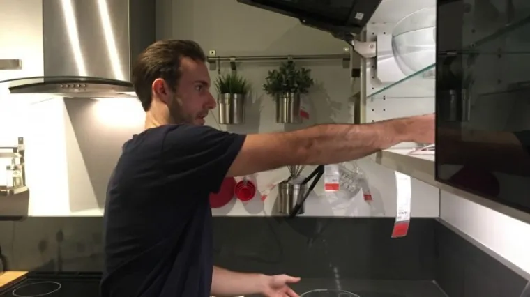 Kreativci otišli u IKEA-u kako bi snimili savršenu Tinder fotografiju