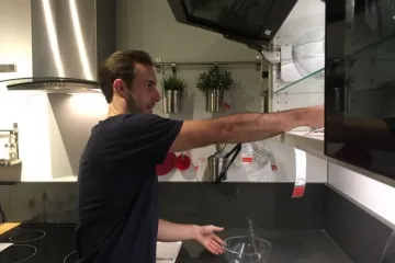 Kreativci otišli u IKEA-u kako bi snimili savršenu Tinder fotografiju