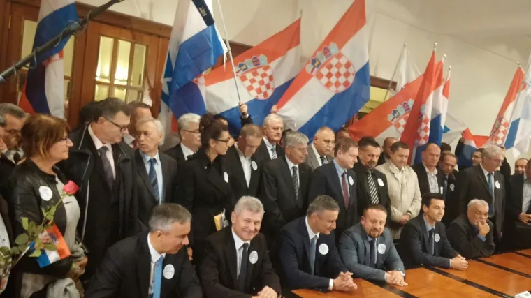 Domoljubna koalicija predala izborne liste, Karamarko priznaje: 'Da, bilo je i nezadovoljnika'