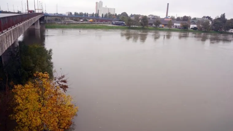 Rijeke se sporo povlače, jo&scaron; uvijek zatvorene brojne ceste: očekuje se znatniji pad vodostaja Kupe