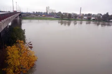 Rijeke se sporo povlače, još uvijek zatvorene brojne ceste: očekuje se znatniji pad vodostaja Kupe