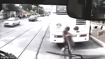 Nije pazila i pokosio ju je auto, čudo kako je uopće preživjela i onda jo&scaron; ustala