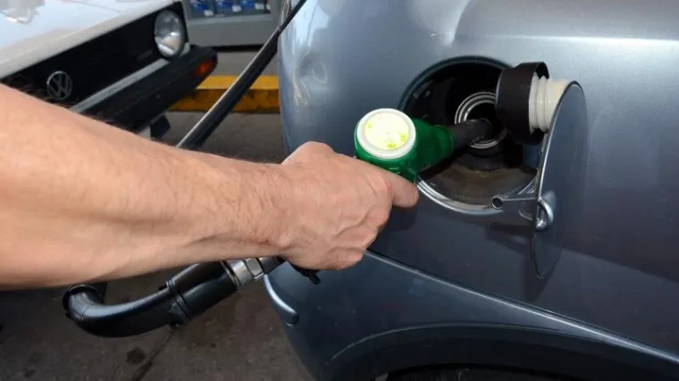 Sutra se očekuje znatno pojeftinjenje benzina i dizela