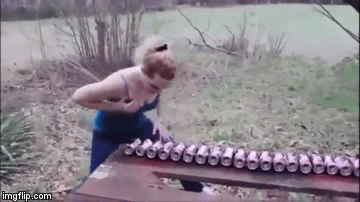 Poku&scaron;ala dokazati da za gnječenje limenki ne trebaju ogromne grudi pa požalila