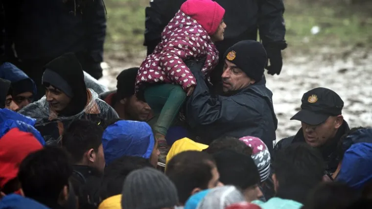 Tisuće migranata čekaju na ulaz u Hrvatsku i viču "Otvorite vrata!"