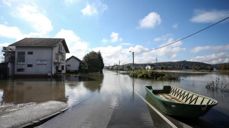 Vodostaji rijeka stagniraju ili opadaju: vatrogasci pomažu nizvodno od grada, još zatvorene neke ceste