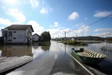 Vodostaji rijeka stagniraju ili opadaju: vatrogasci pomažu nizvodno od grada, još zatvorene neke ceste