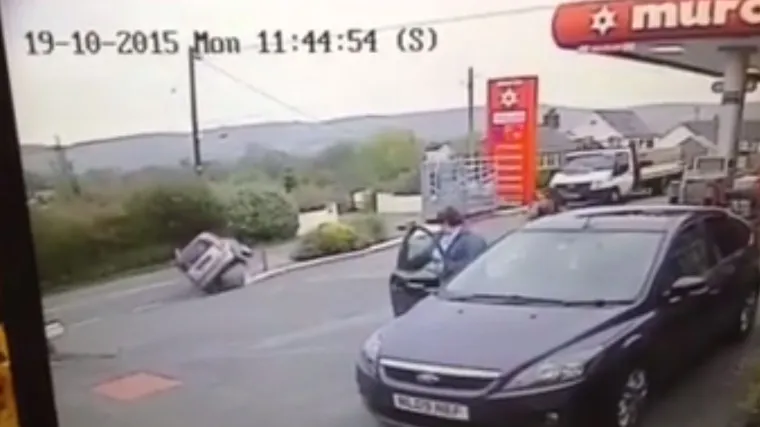 Britanska vozačica glumi kaskadera na benzinskoj postaji