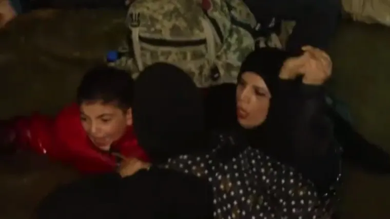 Potresne snimke izbjeglica koji u noći gaze preko ledene Sutle