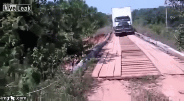 Poku&scaron;ali kamionom prijeći preko starog, ru&scaron;evnog mosta