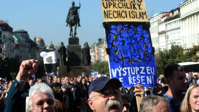 Izbjeglice skidaju do gola i drže ih u objektima gorima od zatvora