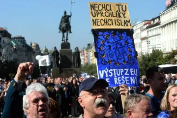 Izbjeglice skidaju do gola i drže ih u objektima gorima od zatvora