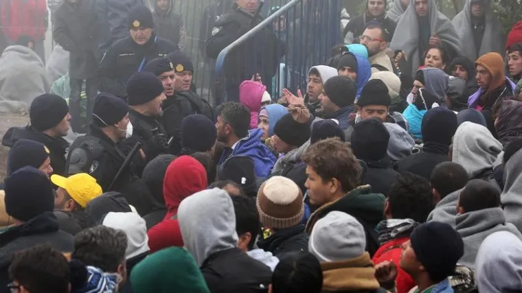 Hrvatska interventna policija tijelima štitila granicu kod Bapske