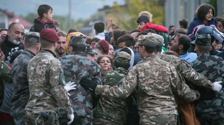 U dubokom blatu kojim gaze uplakana izbjeglička djeca, na žici između članica, Europa je umrla