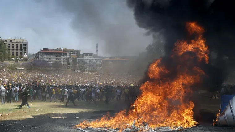 Studenti prosvjeduju zbog visokih &scaron;kolarina, policija na njih bacala &scaron;ok-bombe