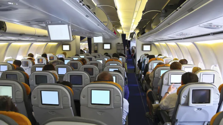Aviokompanije uklanjaju ekrane u naslonima jer putnici ionako gledaju smartfone