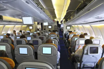 Aviokompanije uklanjaju ekrane u naslonima jer putnici ionako gledaju smartfone