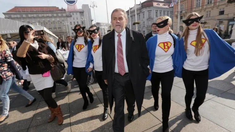 Kampanja u punom jeku: Bandić i 'banditosice' na Trgu građanima dijelili kruh i mast