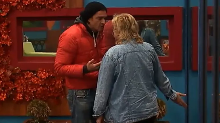 'Boli te ku *ac &scaron;to radim! Ma, je*i se ti i tvoje prilike, idiote!'