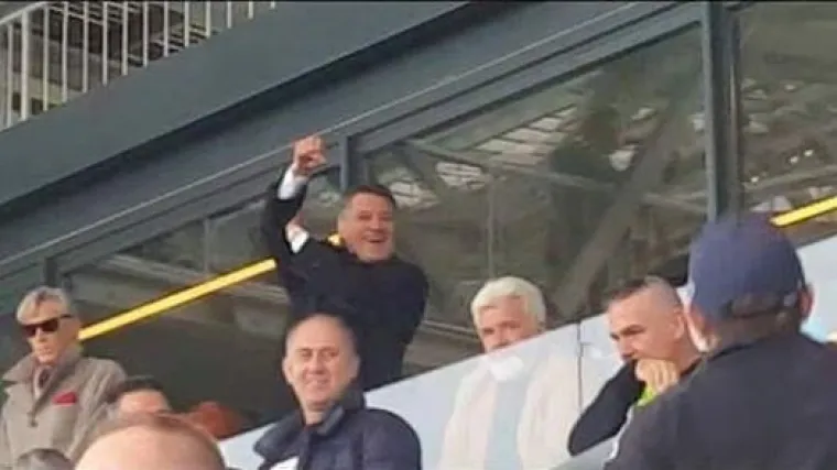 Zdravko Mamić u svom stilu odgovorio na uvrede: ustao se i pokazao Armadi 'bosanski grb'