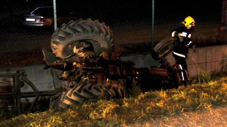 Poginuo pod prevrnutim traktorom, tijelo izvlačili vatrogasci