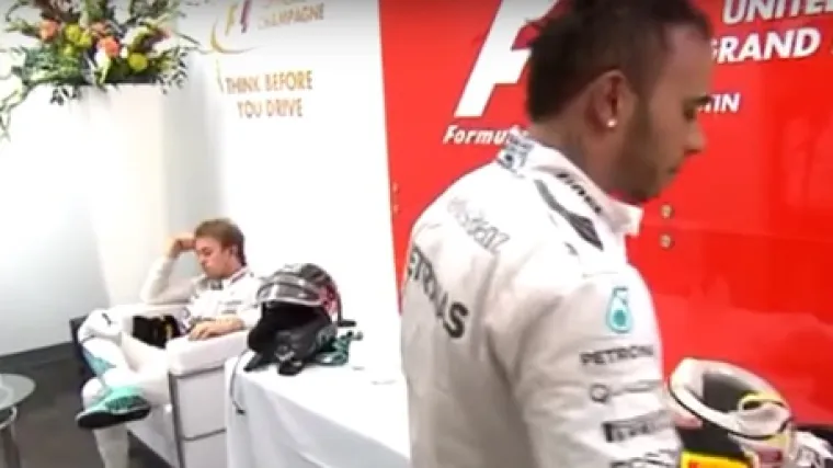 O ovoj snimci Hamiltona i Rosberga bruji čitav sportski svijet