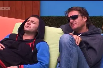 Đorđe i Luća zabavljaju se pjevanjem