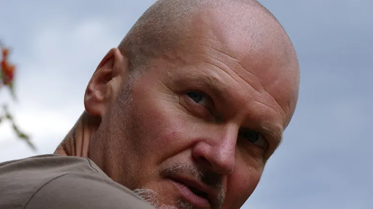 Gitara i glas kao oružje: Damir Avdić se vraća u Močvaru