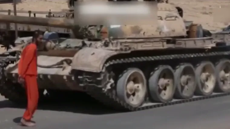 Novi &scaron;okantni video Islamske države: nesretnog taoca pregazili tenkom!
