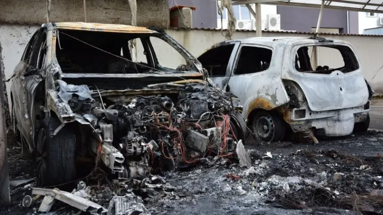 U Slavonskom Brodu izgorjela tri automobila, dva su o&scaron;tećena