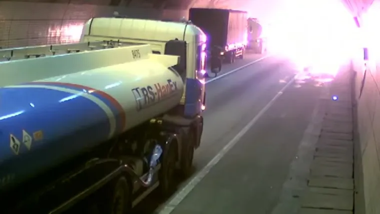 Kamion pun razrjeđivača zaletio se u kolonu, 21 osoba ozlijeđena